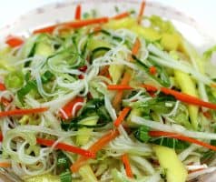 Thajský pikantní salát s rýžovými nudlemi a mangem