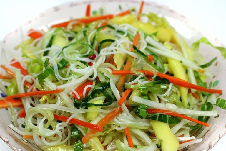 Thajský pikantní salát s rýžovými nudlemi a mangem