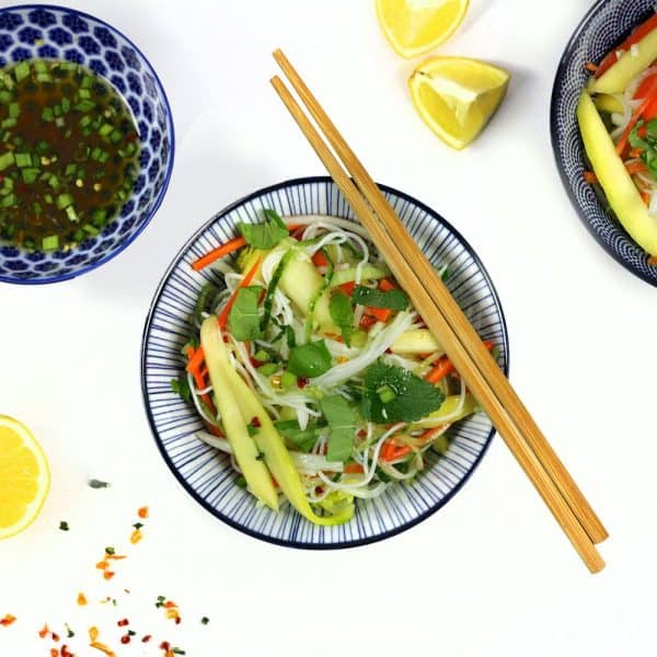 Thajský pikantní salát s rýžovými nudlemi a mangem