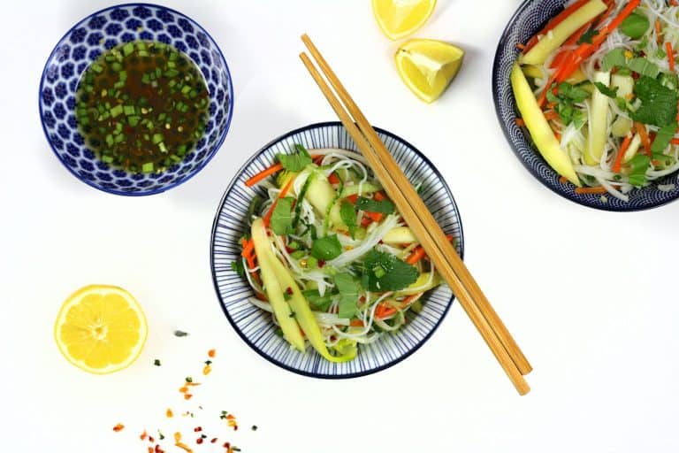 Thajský pikantní salát s rýžovými nudlemi a mangem