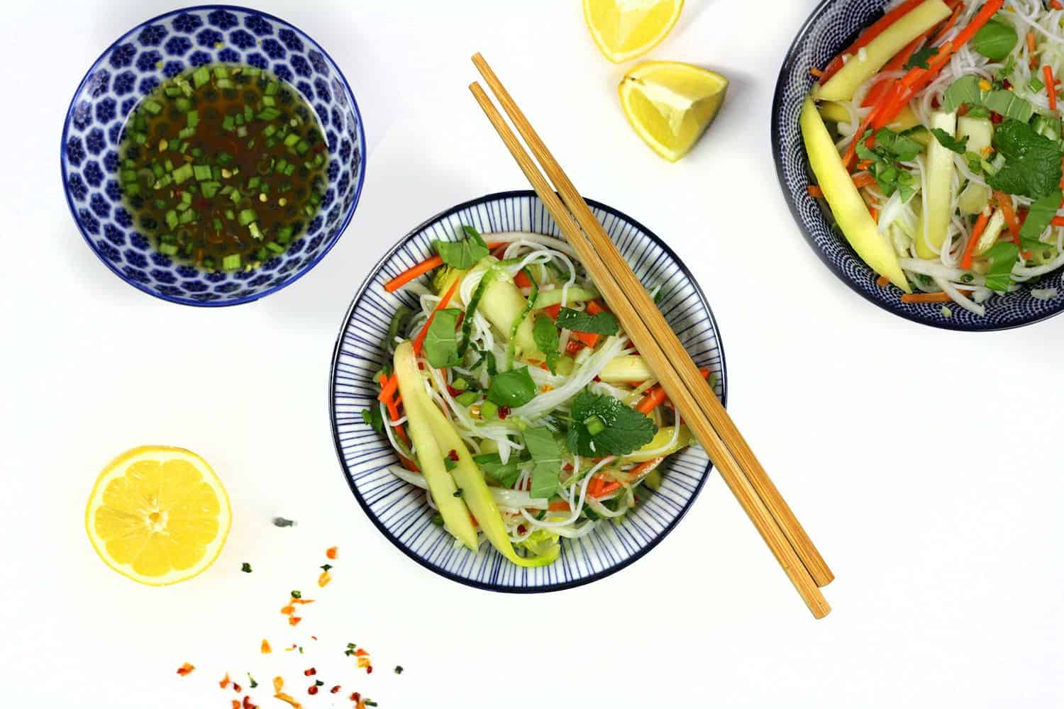 Thajský pikantní salát s rýžovými nudlemi a mangem