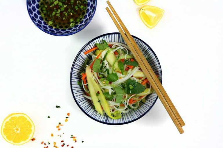 Thajský pikantní salát s rýžovými nudlemi a mangem