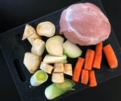 Koprová omáčka ze zakysané smetany s vařeným vepřovým