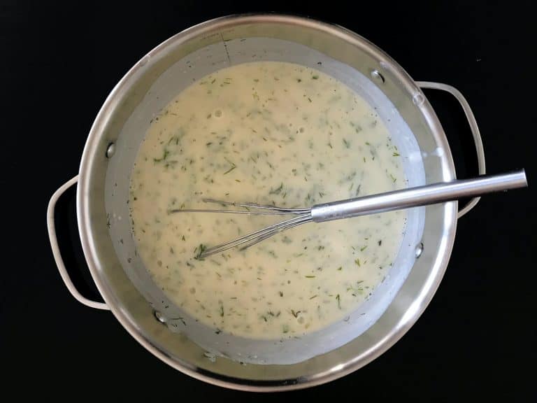 Koprová omáčka ze zakysané smetany s vařeným vepřovým