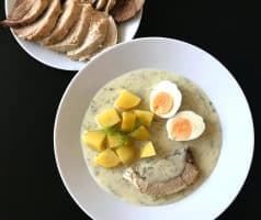 Koprová omáčka ze zakysané smetany s vařeným vepřovým