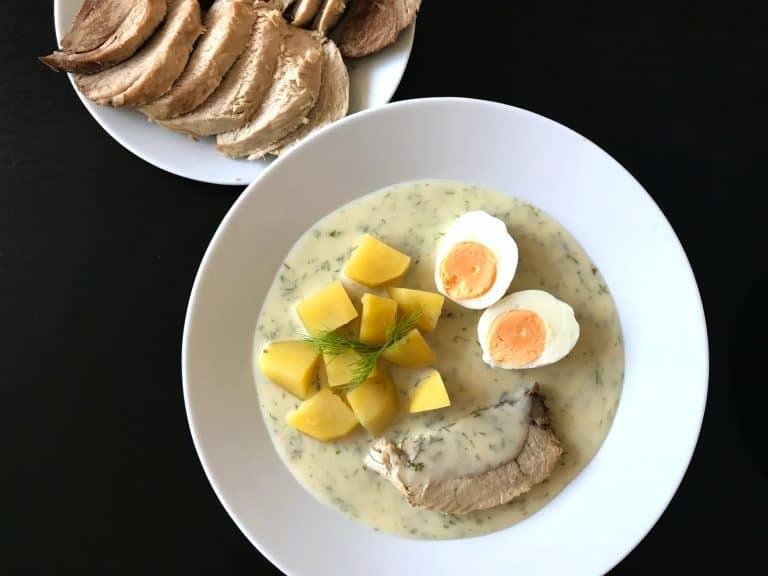 Koprová omáčka ze zakysané smetany s vařeným vepřovým