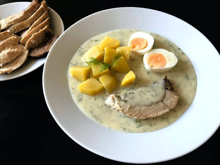 Koprová omáčka ze zakysané smetany s vařeným vepřovým