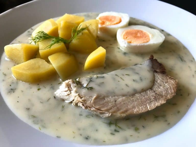 Koprová omáčka ze zakysané smetany s vařeným vepřovým