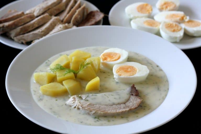 Koprová omáčka ze zakysané smetany s vařeným vepřovým