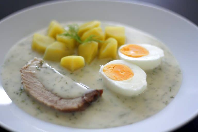 Koprová omáčka ze zakysané smetany s vařeným vepřovým