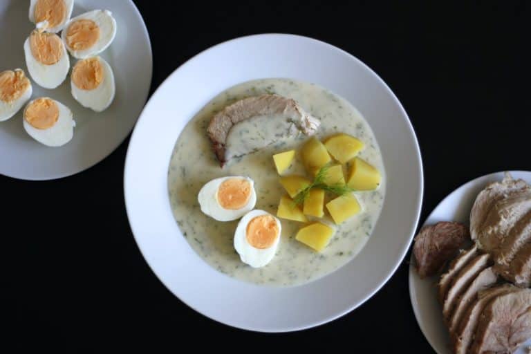 Koprová omáčka ze zakysané smetany s vařeným vepřovým
