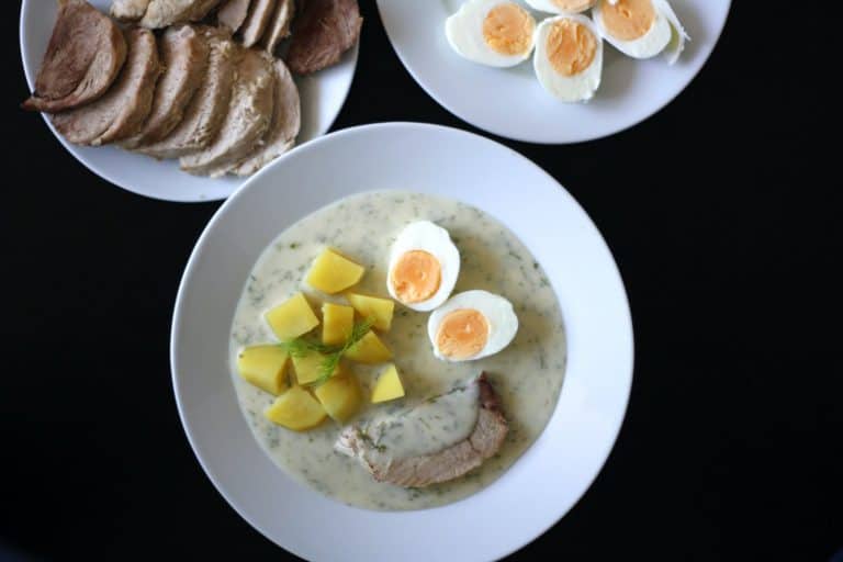 Koprová omáčka ze zakysané smetany s vařeným vepřovým