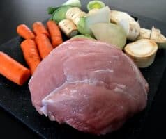 Koprová omáčka ze zakysané smetany s vařeným vepřovým