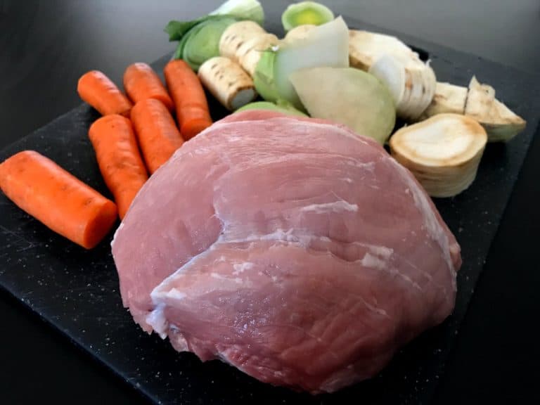 Koprová omáčka ze zakysané smetany s vařeným vepřovým