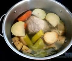 Koprová omáčka ze zakysané smetany s vařeným vepřovým