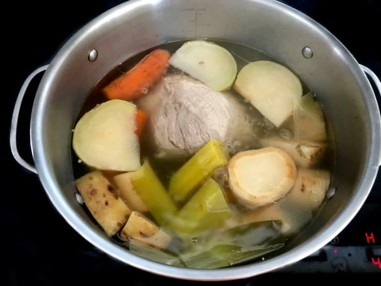 Koprová omáčka ze zakysané smetany s vařeným vepřovým