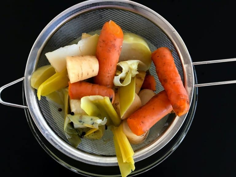 Koprová omáčka ze zakysané smetany s vařeným vepřovým