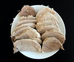 Koprová omáčka ze zakysané smetany s vařeným vepřovým