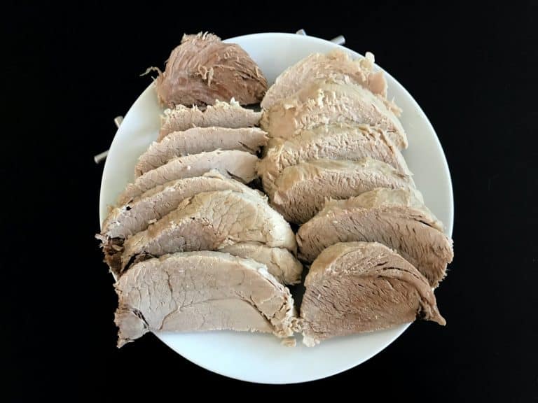 Koprová omáčka ze zakysané smetany s vařeným vepřovým