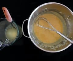 Koprová omáčka ze zakysané smetany s vařeným vepřovým