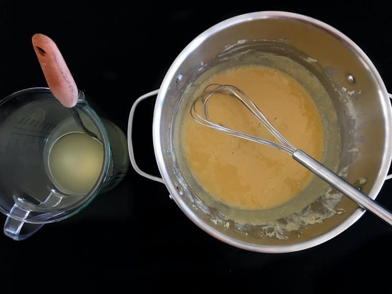 Koprová omáčka ze zakysané smetany s vařeným vepřovým