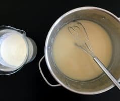 Koprová omáčka ze zakysané smetany s vařeným vepřovým