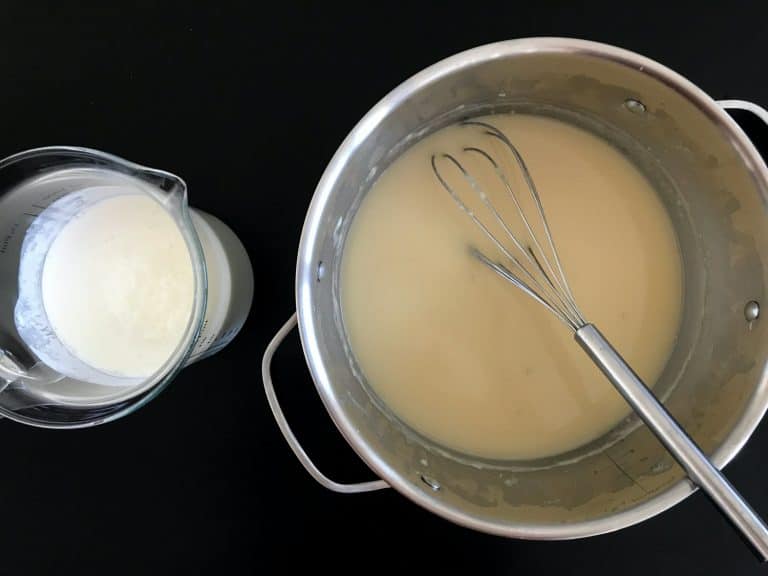 Koprová omáčka ze zakysané smetany s vařeným vepřovým