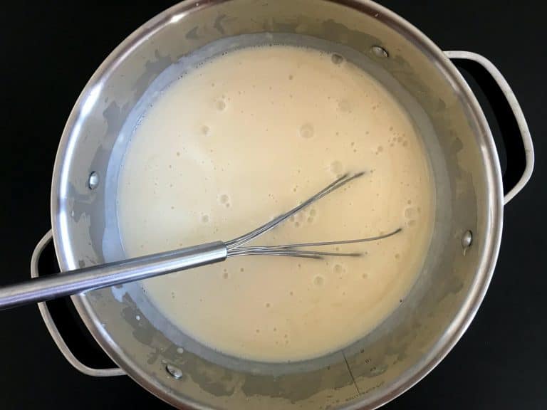 Koprová omáčka ze zakysané smetany s vařeným vepřovým