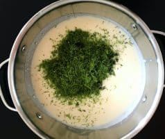 Koprová omáčka ze zakysané smetany s vařeným vepřovým