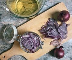 Rychlá nakládaná červená cibule