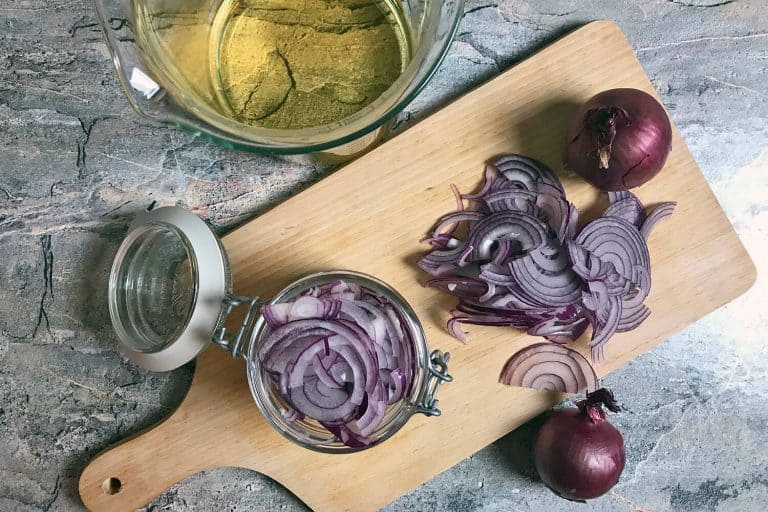 Rychlá nakládaná červená cibule