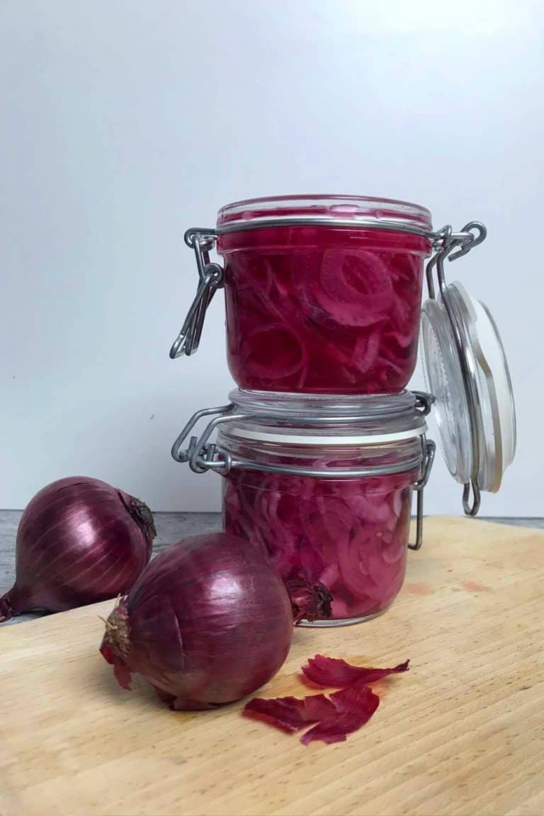 Rychlá nakládaná červená cibule