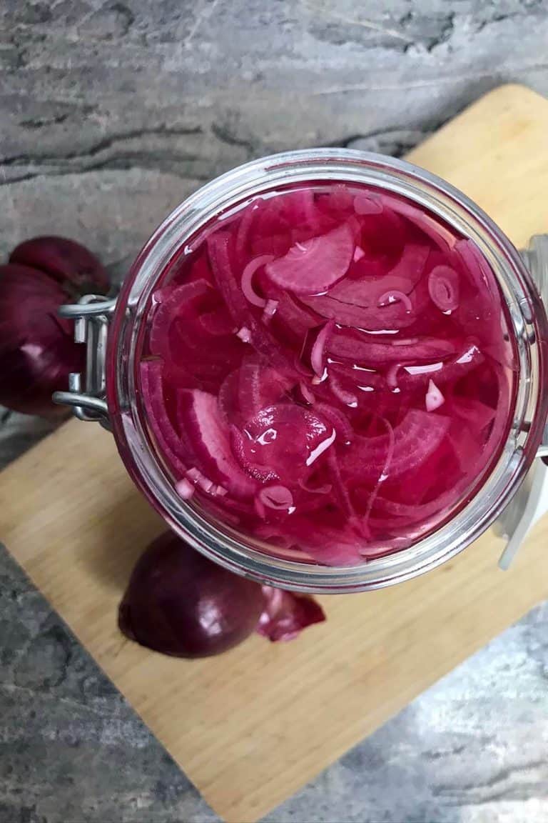 Rychlá nakládaná červená cibule