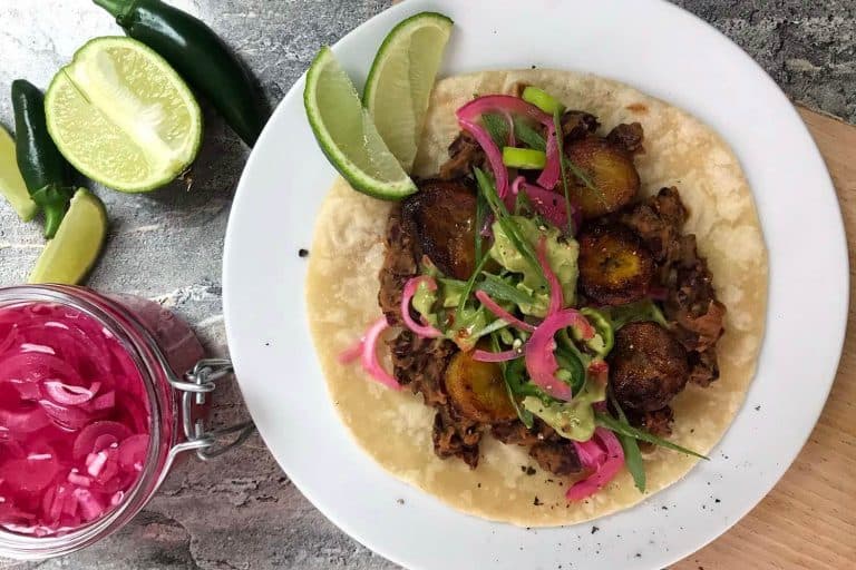 Rychlá nakládaná červená cibule