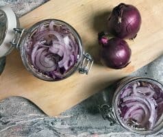 Rychlá nakládaná červená cibule