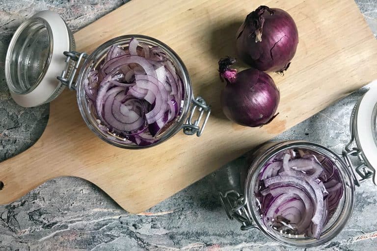 Rychlá nakládaná červená cibule