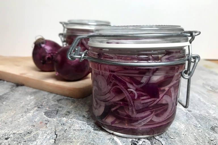 Rychlá nakládaná červená cibule