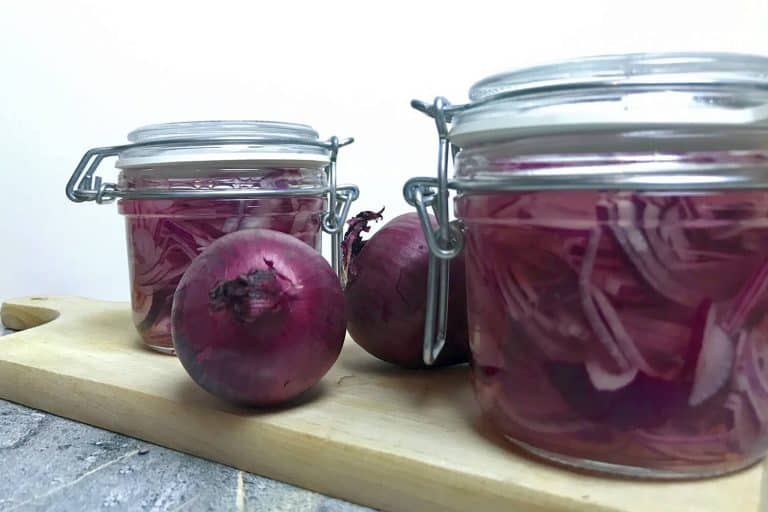 Rychlá nakládaná červená cibule