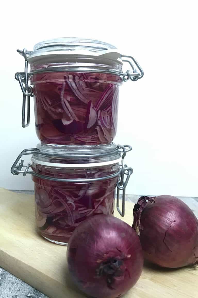 Rychlá nakládaná červená cibule