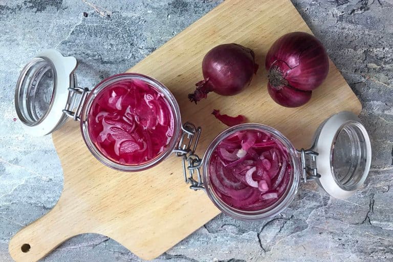 Rychlá nakládaná červená cibule