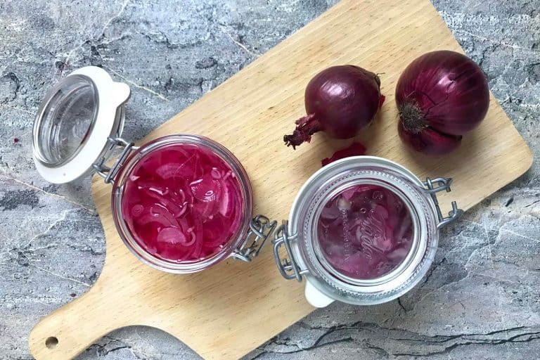 Rychlá nakládaná červená cibule