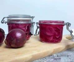 Rychlá nakládaná červená cibule