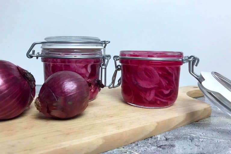 Rychlá nakládaná červená cibule