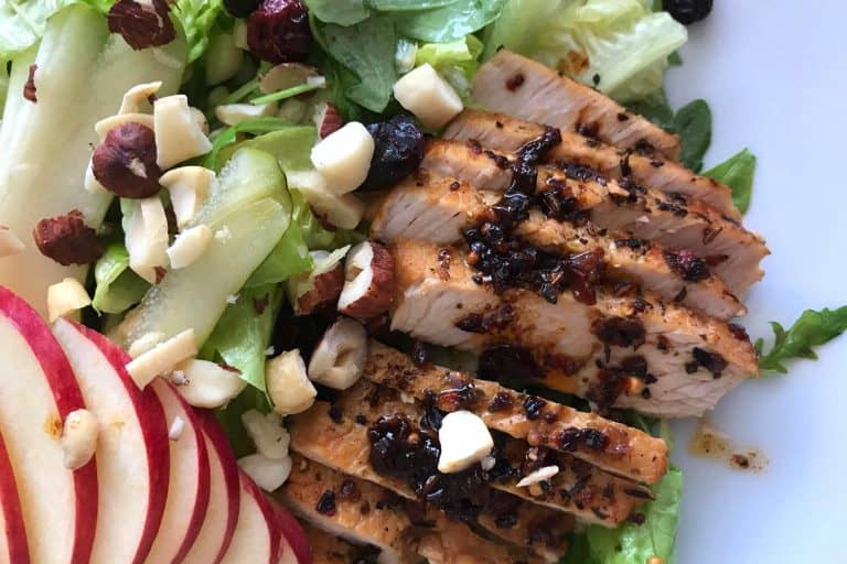 Salát s krůtím masem, hruškou, jablkem a ořechy