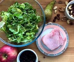 Salát s krůtím masem, hruškou, jablkem a ořechy