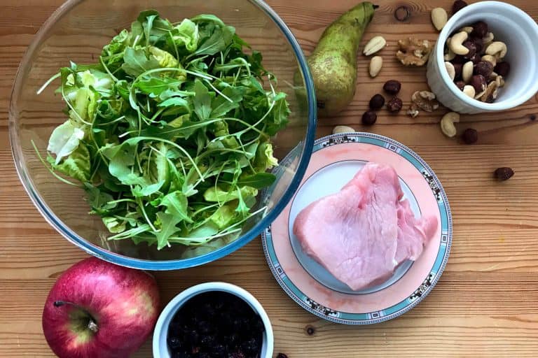 Salát s krůtím masem, hruškou, jablkem a ořechy