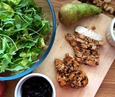 Salát s krůtím masem, hruškou, jablkem a ořechy