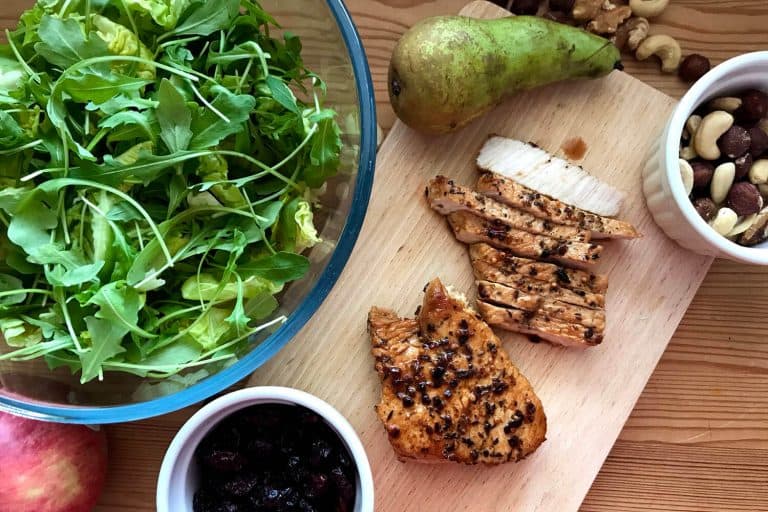 Salát s krůtím masem, hruškou, jablkem a ořechy