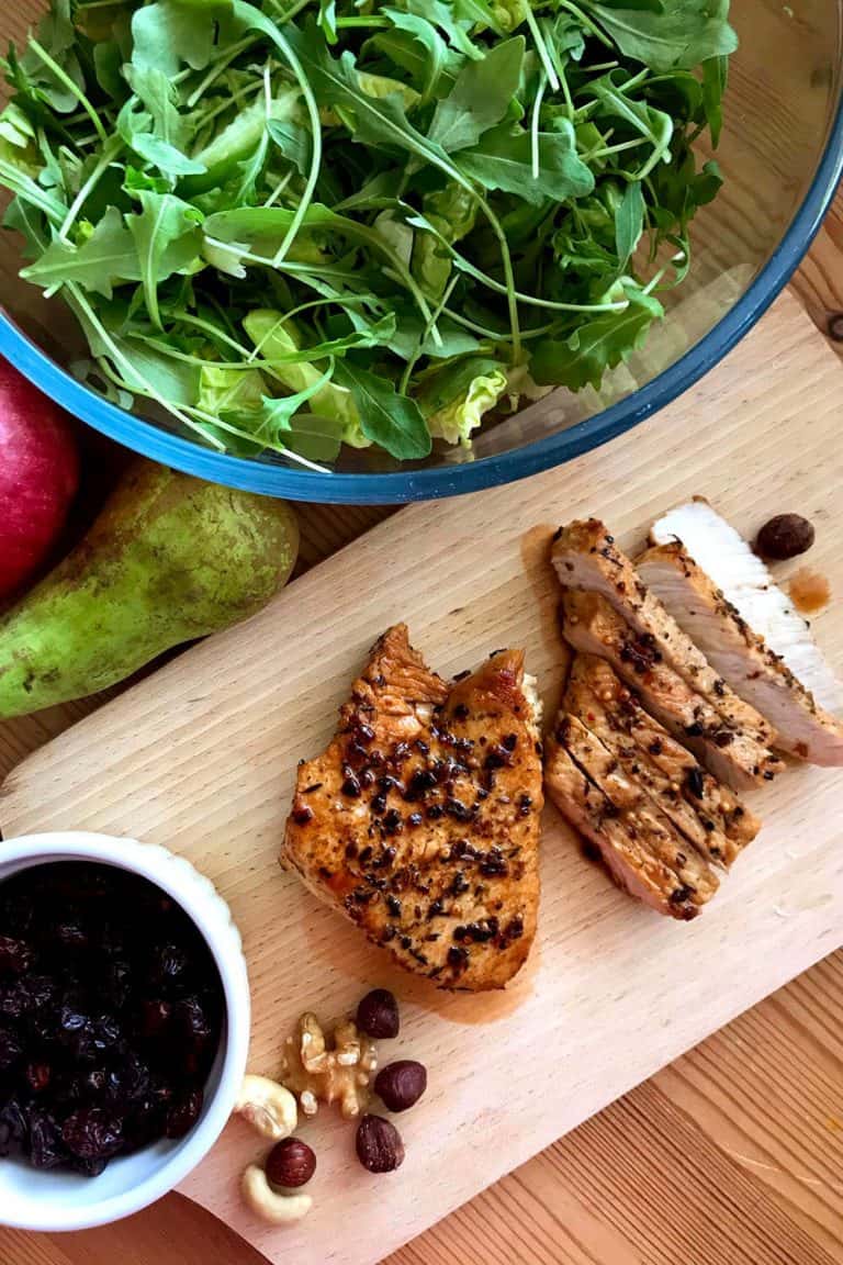 Salát s krůtím masem, hruškou, jablkem a ořechy