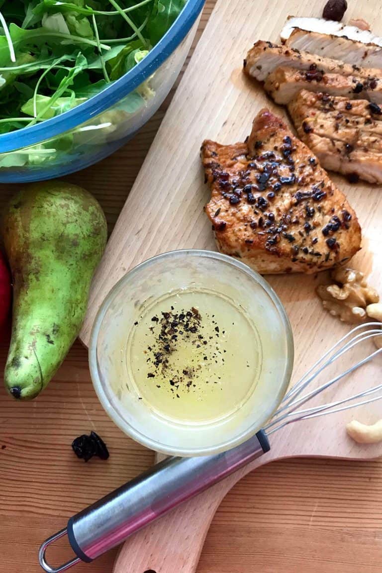 Salát s krůtím masem, hruškou, jablkem a ořechy